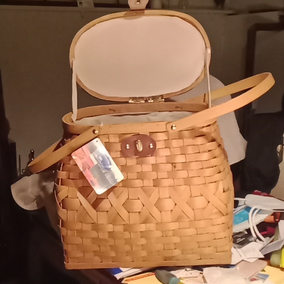 Really nice chip wood picnic basket with an extra deep pouch - Picture 2 of 5